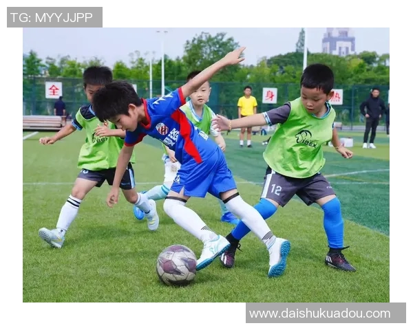 哪个足球明星在抖音上分享生活点滴引发粉丝热议和关注